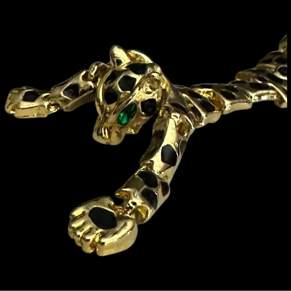 Vintage Leopard Articulated Shoulder Brooch Goldtone Black Enamel Green Eyes - Picture 8 of 15